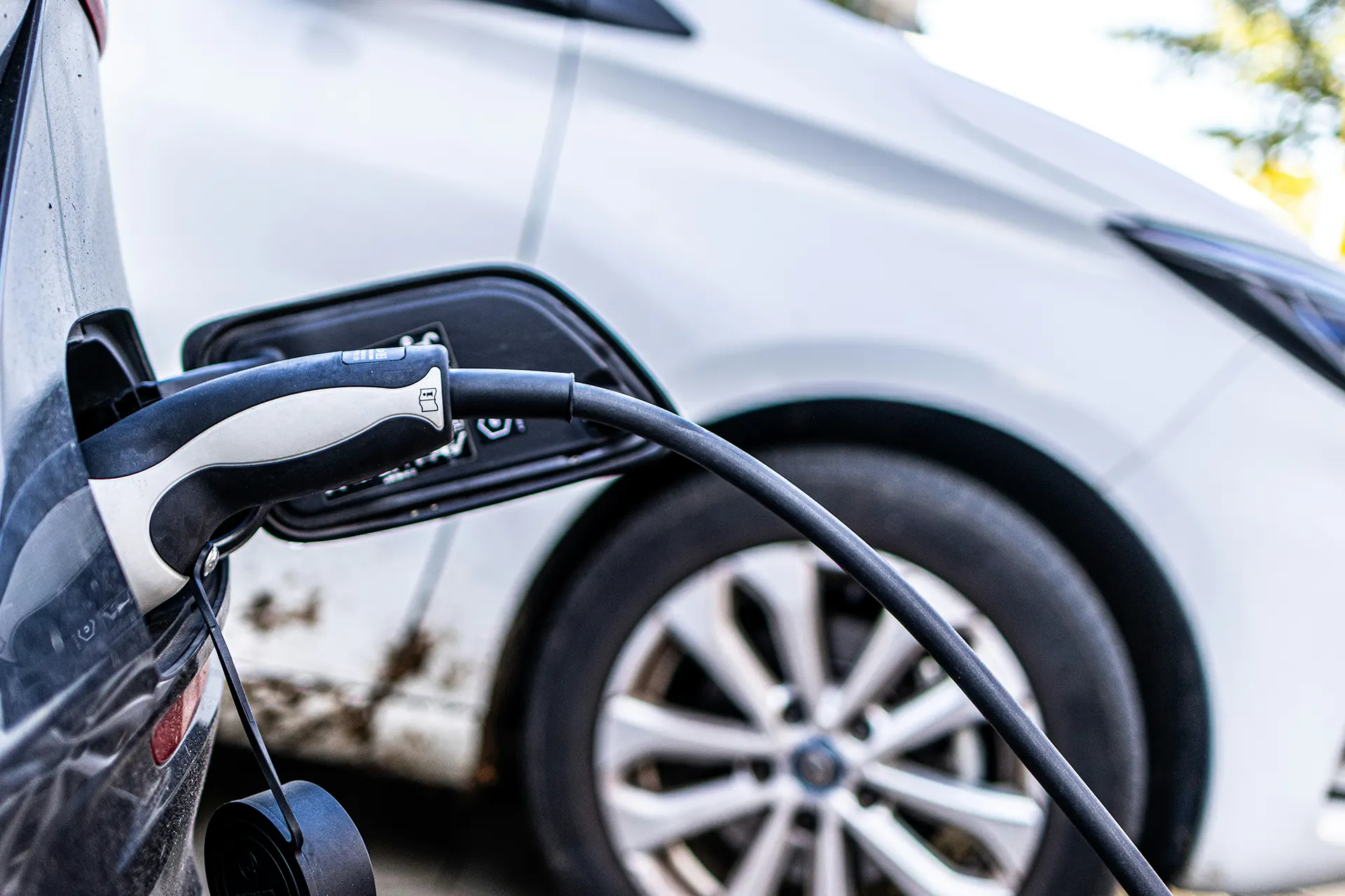 E-Auto-Verkauf stagniert: Mehr Nachfrage nach Verbrennern