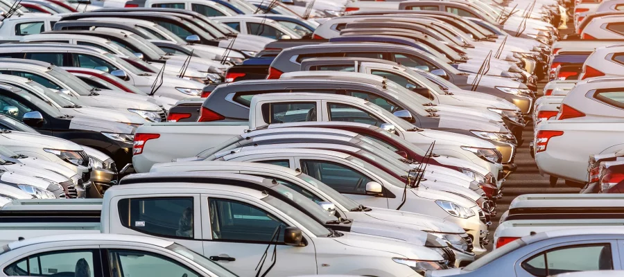 Analyse der wachsenden Bedeutung von Online-Autohändlern und deren Auswirkungen auf den traditionellen Automobilverkauf