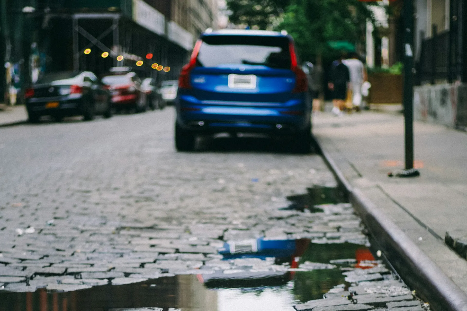 Urteil zum Gehwegparken: Wann muss die Straßenverkehrsbehörde handeln?