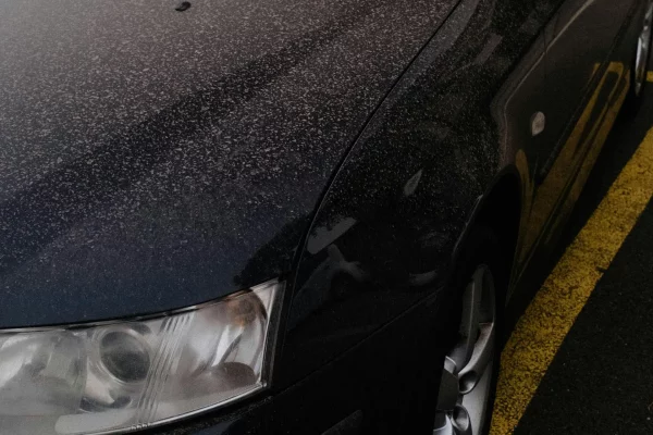 Keine Kratzer im Lack: So wird Saharastaub schonend vom Auto entfernt