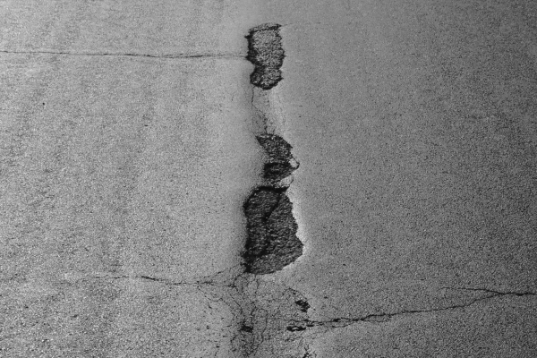 Schäden durch Schlaglöcher: Wer übernimmt die Reparaturkosten?