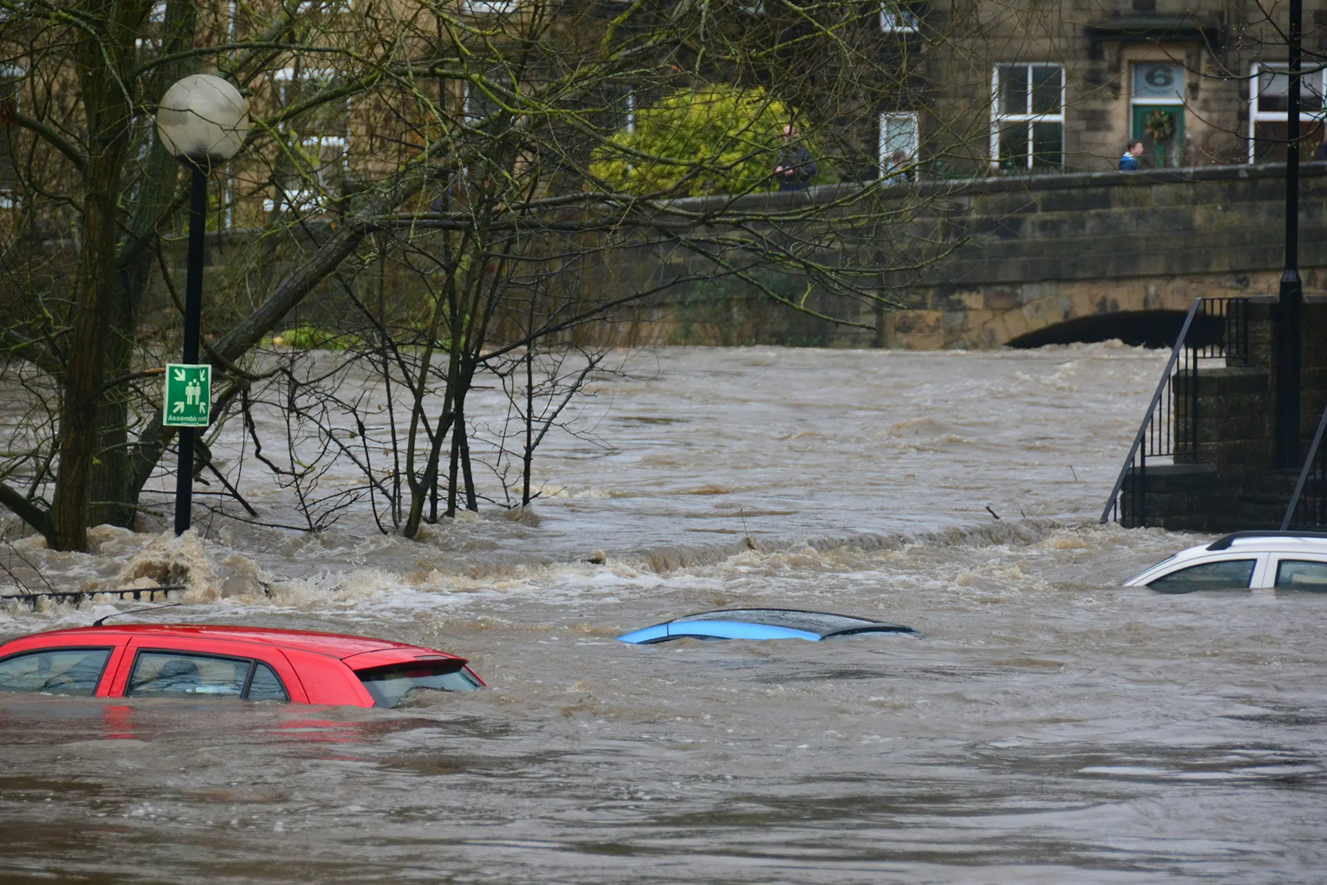 Hochwasserschaden am Auto: Wann die Versicherung nicht zahlt