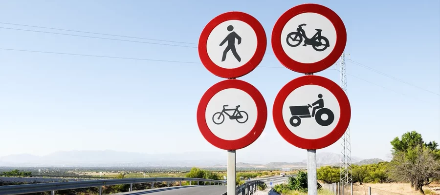 Zusammenfassung aktueller Verkehrsregeln und Sicherheitstrends zur Unfallvermeidung