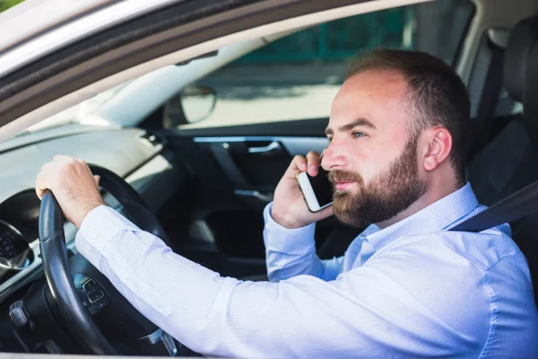 Handy am Steuer: Was ist erlaubt und was nicht?