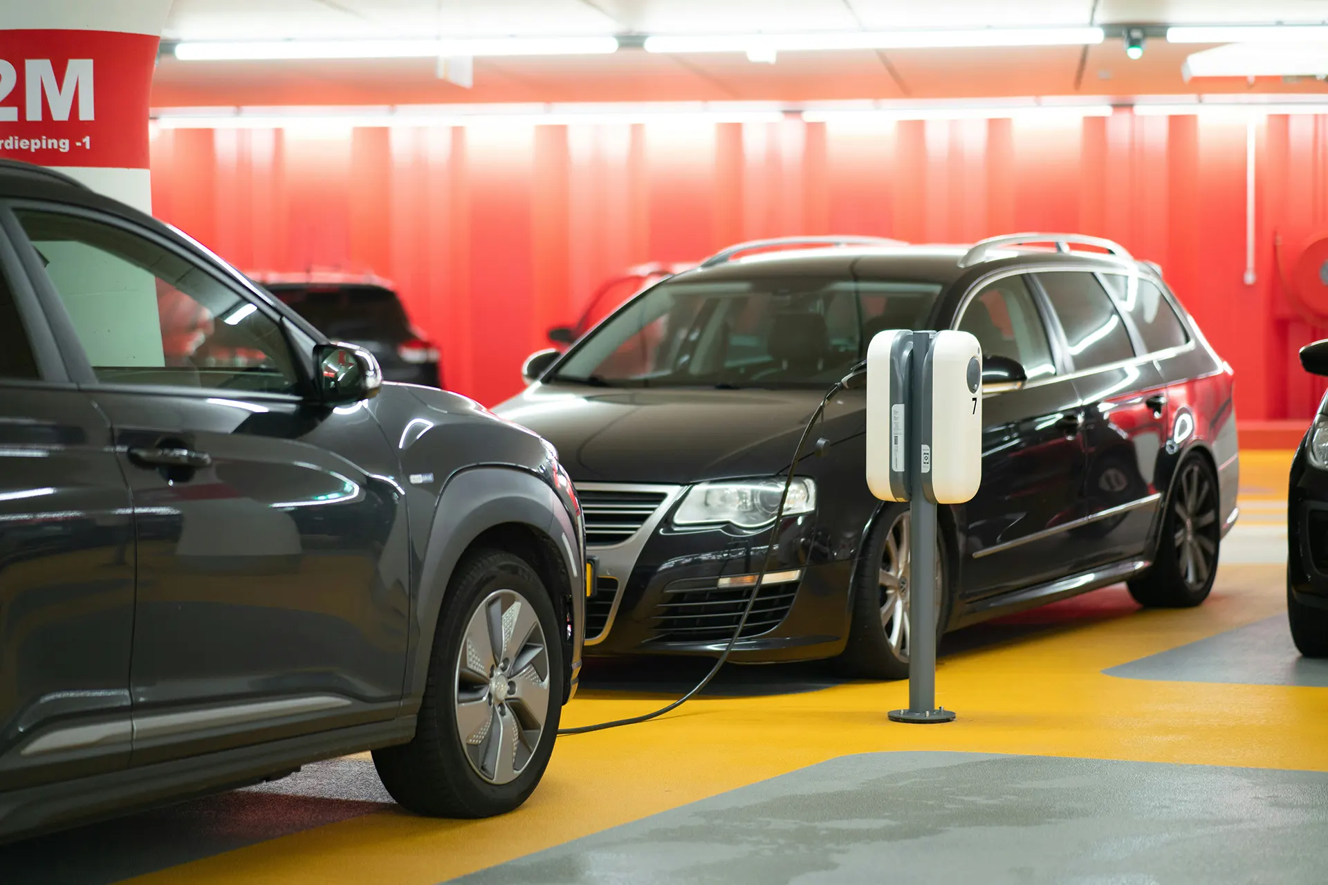 Mit Verbrenner auf E-Parkplatz: Welche Strafen Sie erwarten