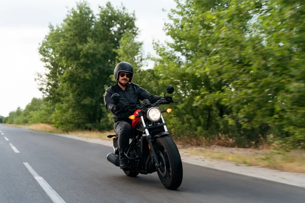 Unverhofft trifft Seitenwind: So reagieren Motorradfahrer optimal