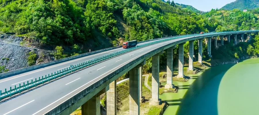Die unsichtbare Gefahr auf Autobahn-Brücken: Sicher durch starken Seitenwind
