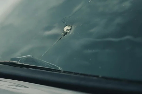 Scheibenreparatur statt Austausch: Wann sich die Instandsetzung Ihrer Autoscheibe wirklich lohnt