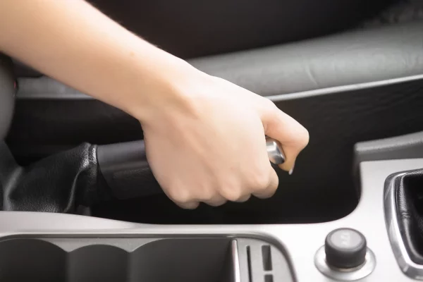 Sollten Sie beim Parken die Handbremse verwenden?