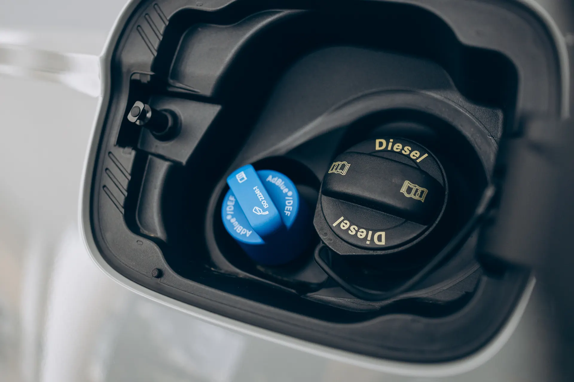 AdBlue richtig lagern und nachfüllen: So vermeiden Sie teure Fehler