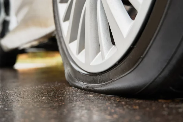 Reifenpannenset im Auto: Was es kann und wann es versagt