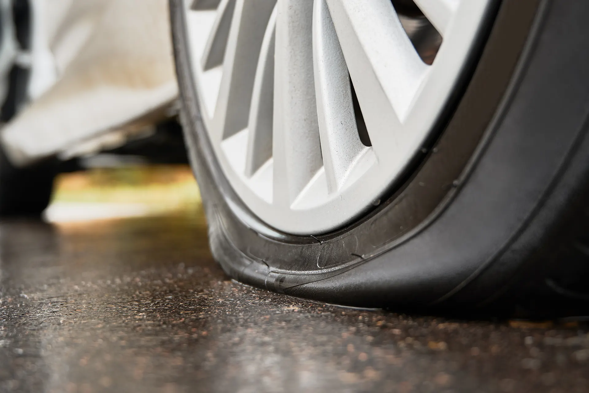 Reifenpannenset im Auto: Was es kann und wann es versagt