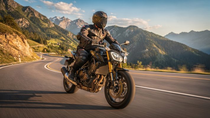 Das Bild betont die Bedeutung von sicherer Ausrüstung für Biker, passend zur Helmpflicht und Sicherheitsstandards.