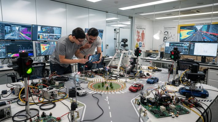 Das Bild vermittelt den Forschungs- und Entwicklungsaspekt in der Verkehrssicherheit und die Technologien, die zukünftige Lösungen schaffen.