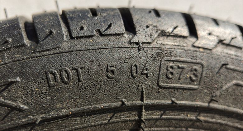 Visualisiert den Kern des Artikels: DOT-Nummer als schnellster Hinweis auf das Herstellungsdatum und damit das Reifenalter.