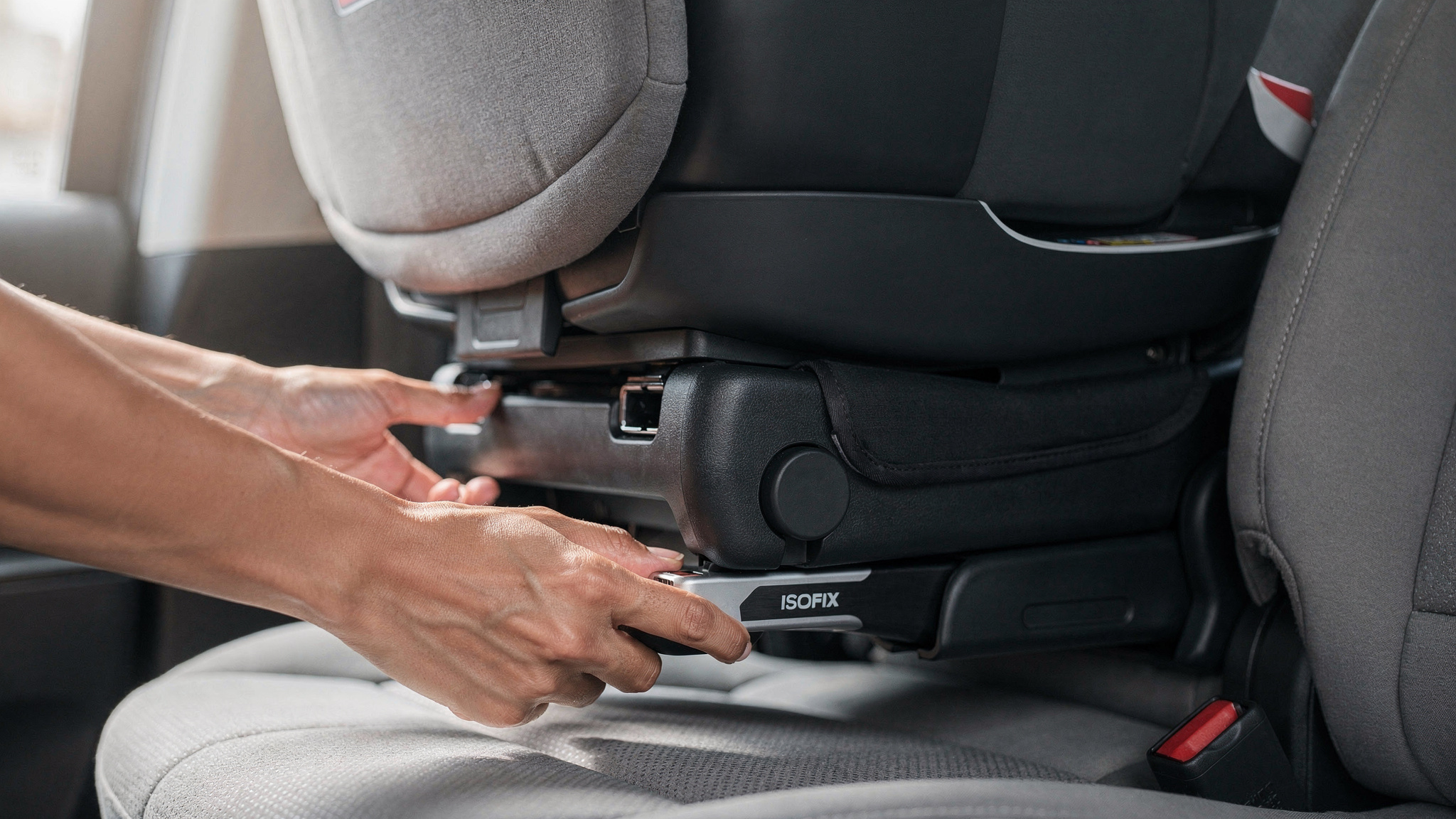 Zeigt den Kern des Themas: korrekte ISOFIX-Montage reduziert Einbaufehler und erhöht die Sicherheit.