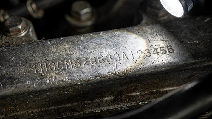 Zeigt direkt das Kernthema: Wo die FIN am Auto sitzt und wie man sie praktisch abliest.