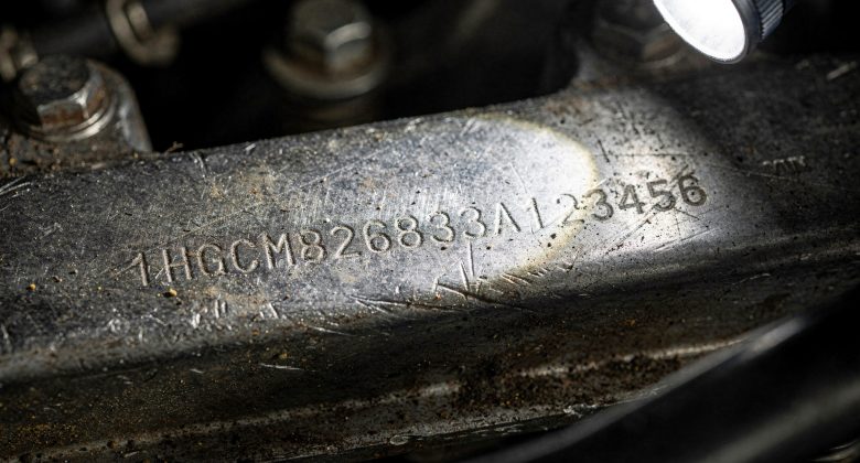 Zeigt direkt das Kernthema: Wo die FIN am Auto sitzt und wie man sie praktisch abliest.