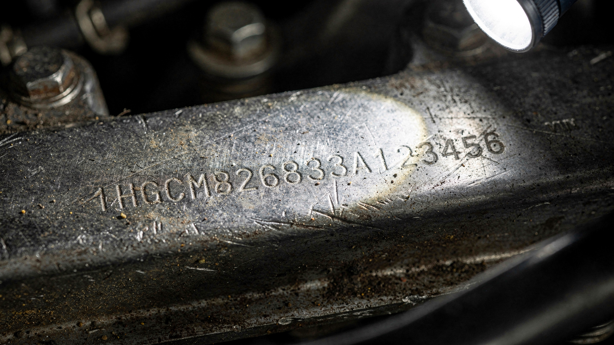 Zeigt direkt das Kernthema: Wo die FIN am Auto sitzt und wie man sie praktisch abliest.