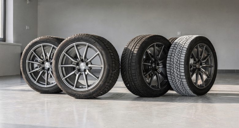 Visualisiert den klassischen Saisonwechsel und die Idee von zwei Reifensätzen samt Platzbedarf.