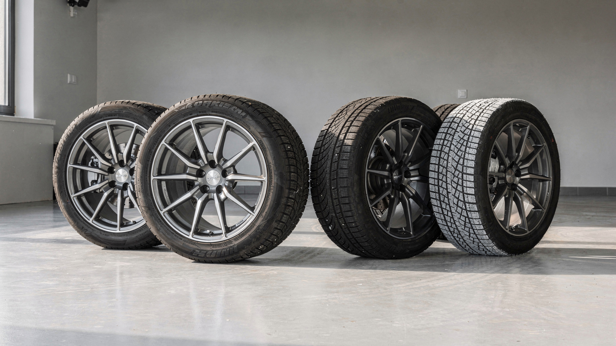 Visualisiert den klassischen Saisonwechsel und die Idee von zwei Reifensätzen samt Platzbedarf.