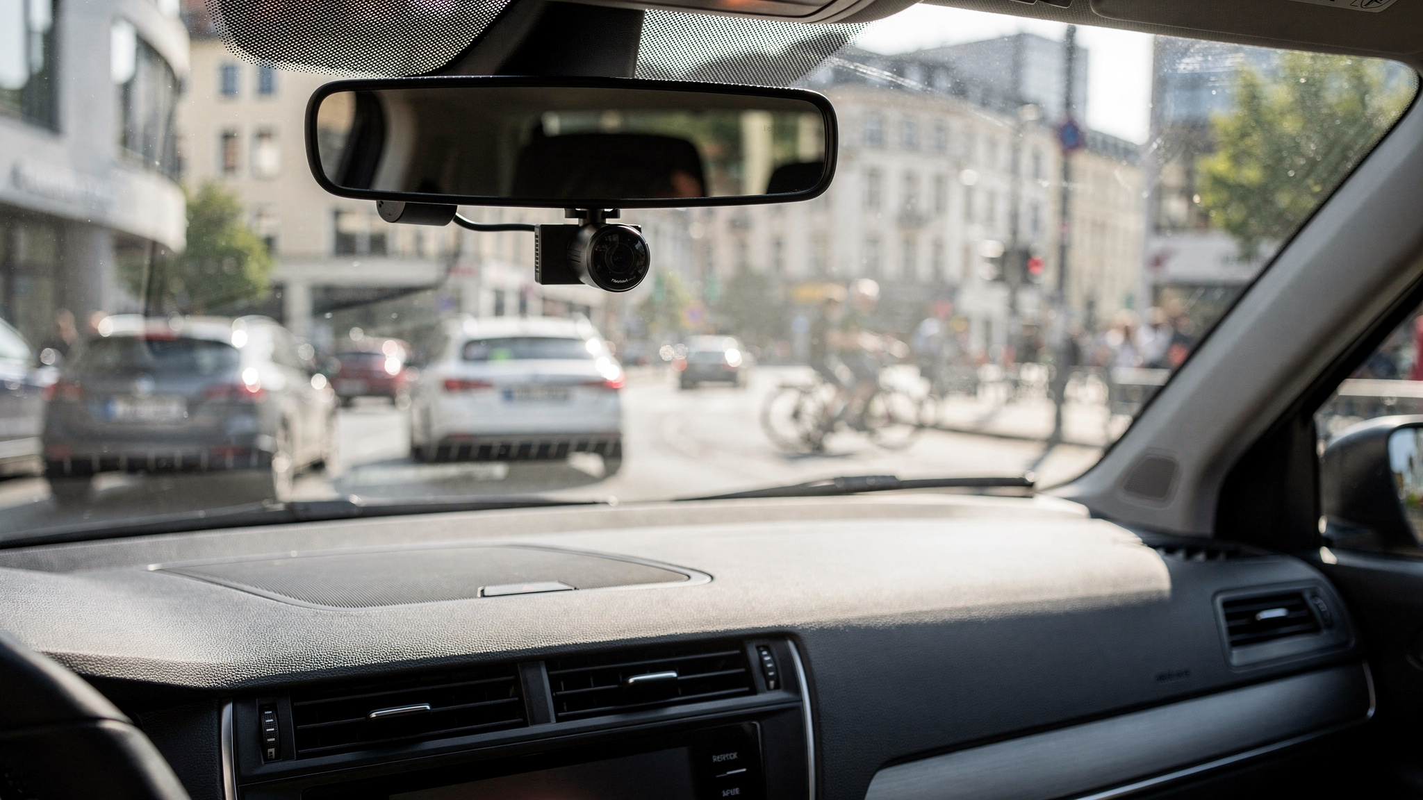Zeigt das Kernthema (Dashcam-Nutzung im Alltag) ohne dramatische Unfallinszenierung und passt zu „Regeln und Praxis“.