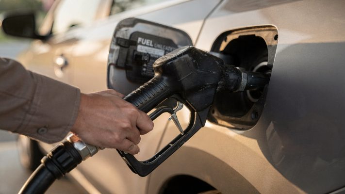 Passt zur Kernfrage „Welcher Sprit passt?“ und zeigt den praktischen Moment der Entscheidung direkt am Fahrzeug.