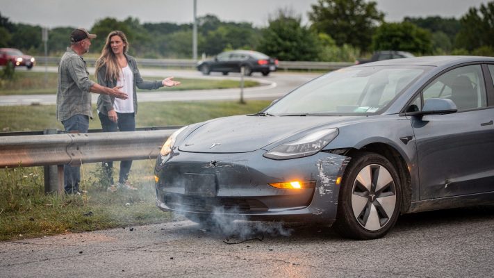 Passt zu den beschriebenen Warnzeichen (Rauch, Hitze am Unterboden) und zur Handlungsempfehlung: anhalten, Abstand gewinnen, 112 rufen.