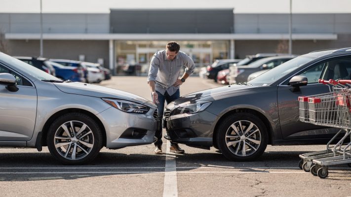 Greift das Alltagsbeispiel „Blechschaden auf dem Parkplatz“ auf und visualisiert typische Vollkasko-Schäden durch selbst verursachte Unfälle.