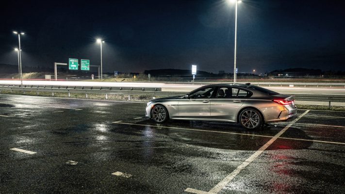 Visualisiert die typische und meist tolerierte Situation: kurze Ruhepause zur Wiederherstellung der Fahrtüchtigkeit an einer Rastanlage.