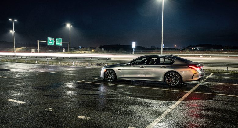 Visualisiert die typische und meist tolerierte Situation: kurze Ruhepause zur Wiederherstellung der Fahrtüchtigkeit an einer Rastanlage.