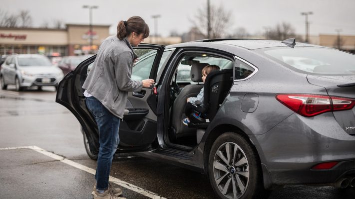 Transportiert die Entscheidungssituation („nur kurz weg“) und macht die Risikoabwägung sichtbar, ohne das Kind schutzlos wirken zu lassen.