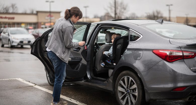 Transportiert die Entscheidungssituation („nur kurz weg“) und macht die Risikoabwägung sichtbar, ohne das Kind schutzlos wirken zu lassen.