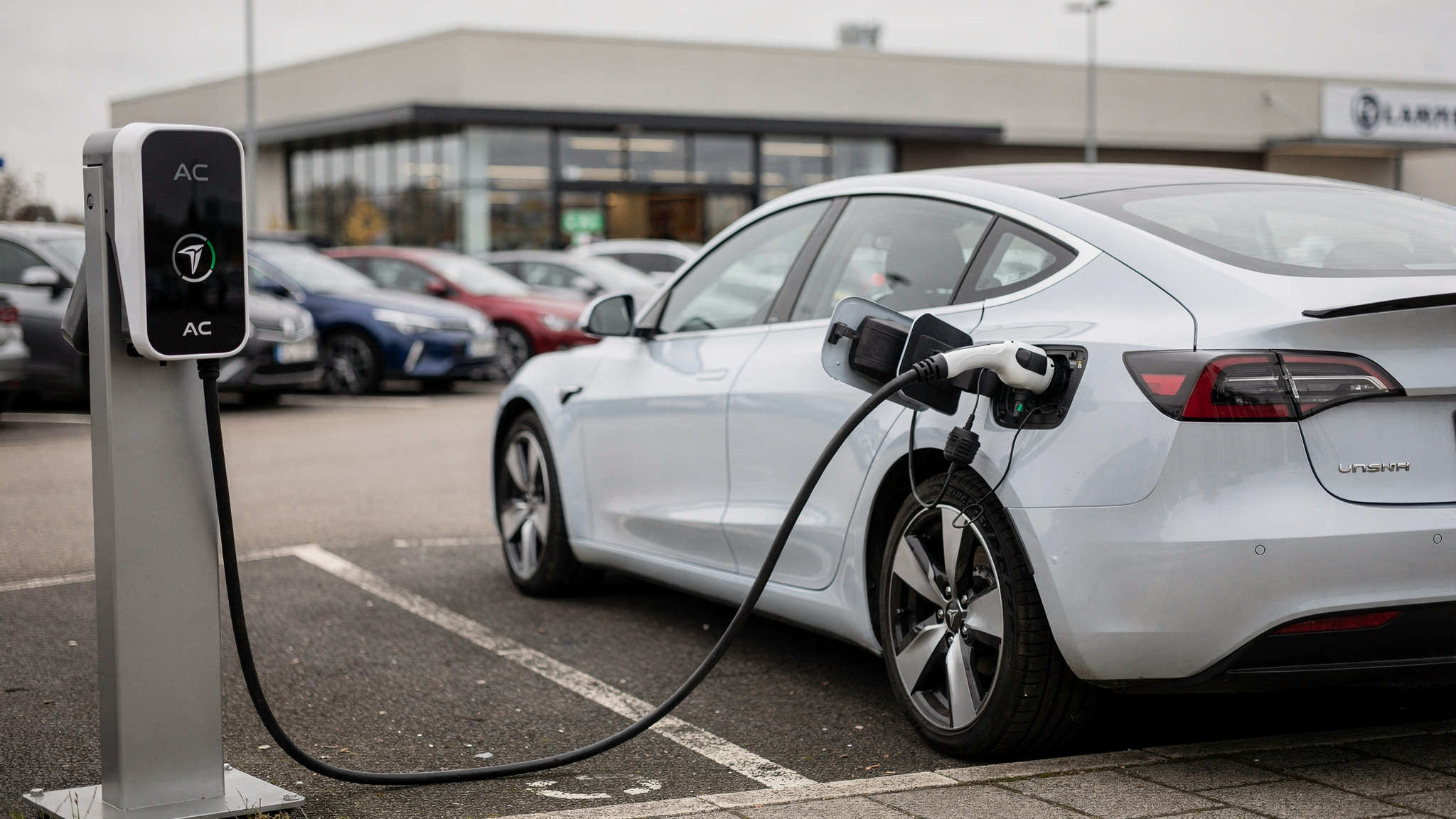 Passt zum Alltagsbeispiel aus dem Artikel: AC-Ladepunkte stehen häufig bei Supermärkten und eignen sich fürs „Nebenbei-Laden“.