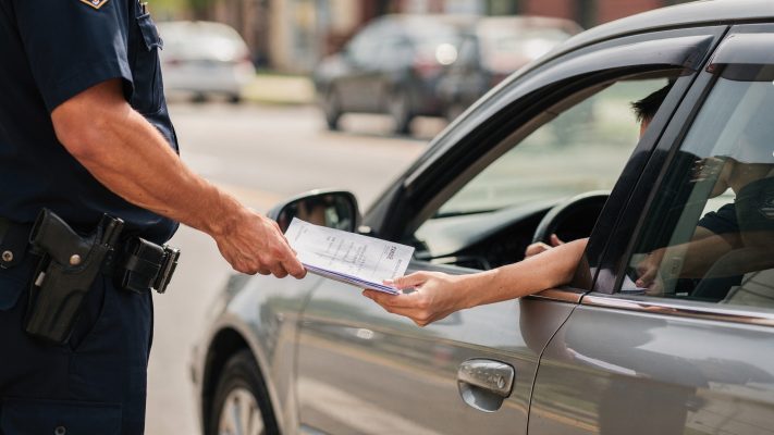 Unterstreicht die typische Situation im Alltag: Teil I wird bei einer Kontrolle benötigt und schnell griffbereit sein sollte.