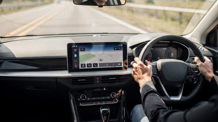 Passt als Aufmacherbild, weil es den Kern des Artikels zeigt: Smartphone-Funktionen (Navi/Musik) auf dem Fahrzeugdisplay mit fahrfreundlicher Oberfläche.