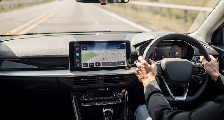 Passt als Aufmacherbild, weil es den Kern des Artikels zeigt: Smartphone-Funktionen (Navi/Musik) auf dem Fahrzeugdisplay mit fahrfreundlicher Oberfläche.
