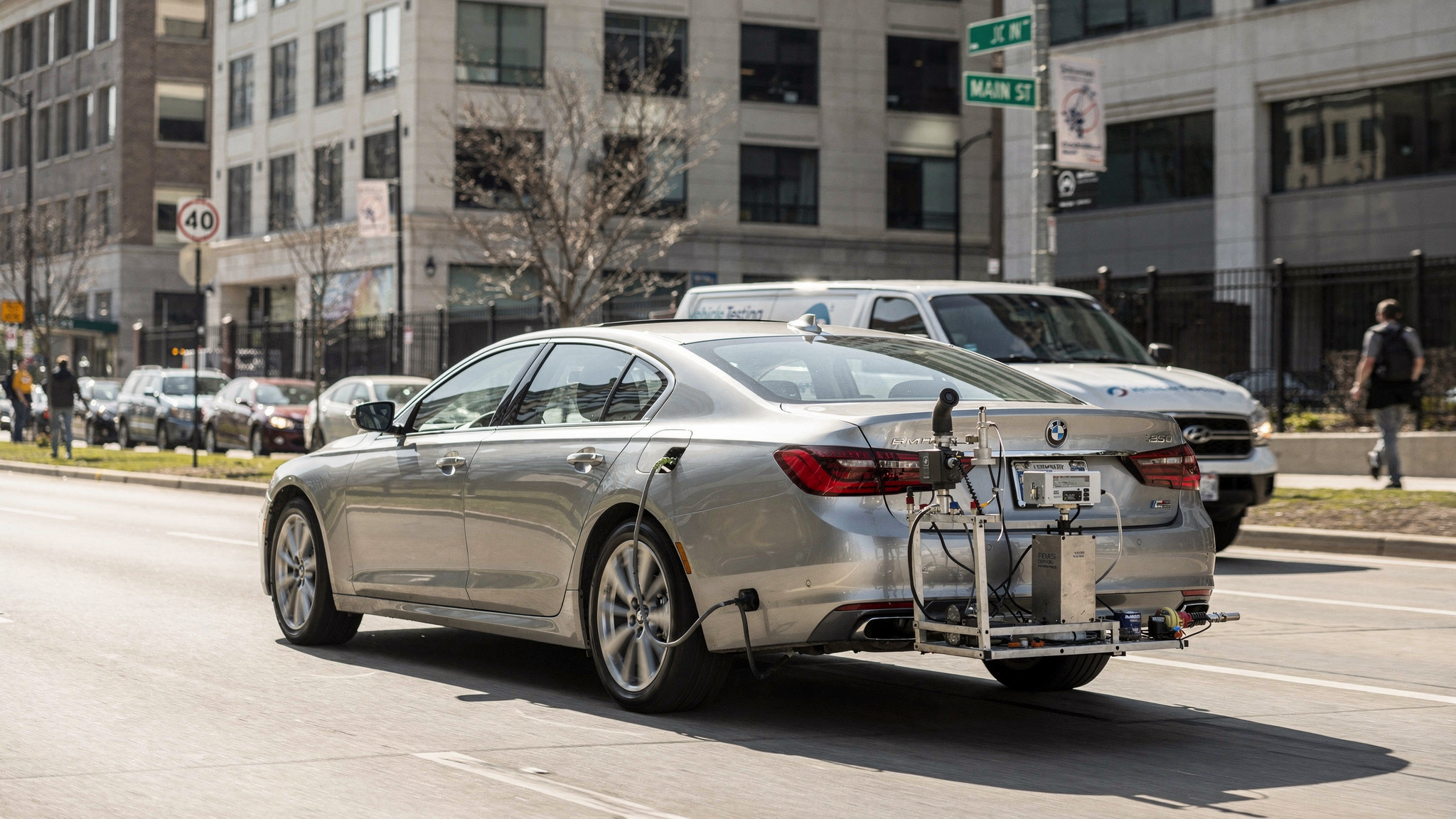 Euro 7 betont realitätsnahe Messungen und Kontrolle der Emissionen im Betrieb statt nur Prüfstandwerte.