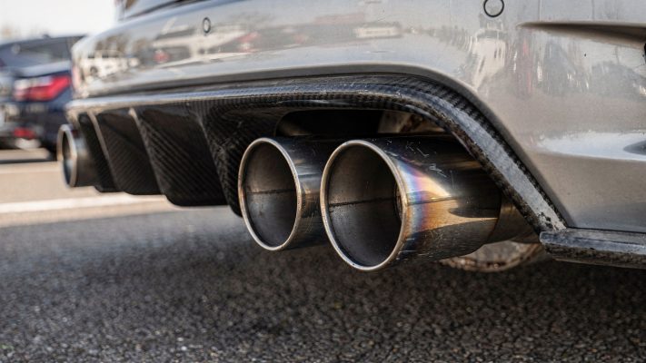 Unterstreicht die im Text genannten technischen Änderungen an Abgasanlagen als Ursache übermäßiger Lautstärke.