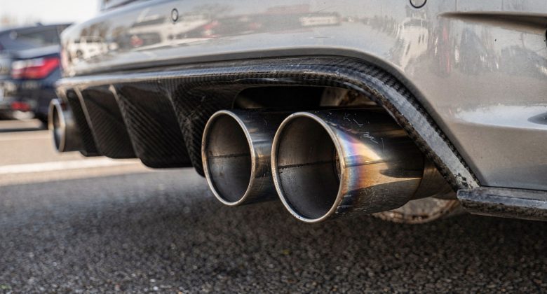 Unterstreicht die im Text genannten technischen Änderungen an Abgasanlagen als Ursache übermäßiger Lautstärke.