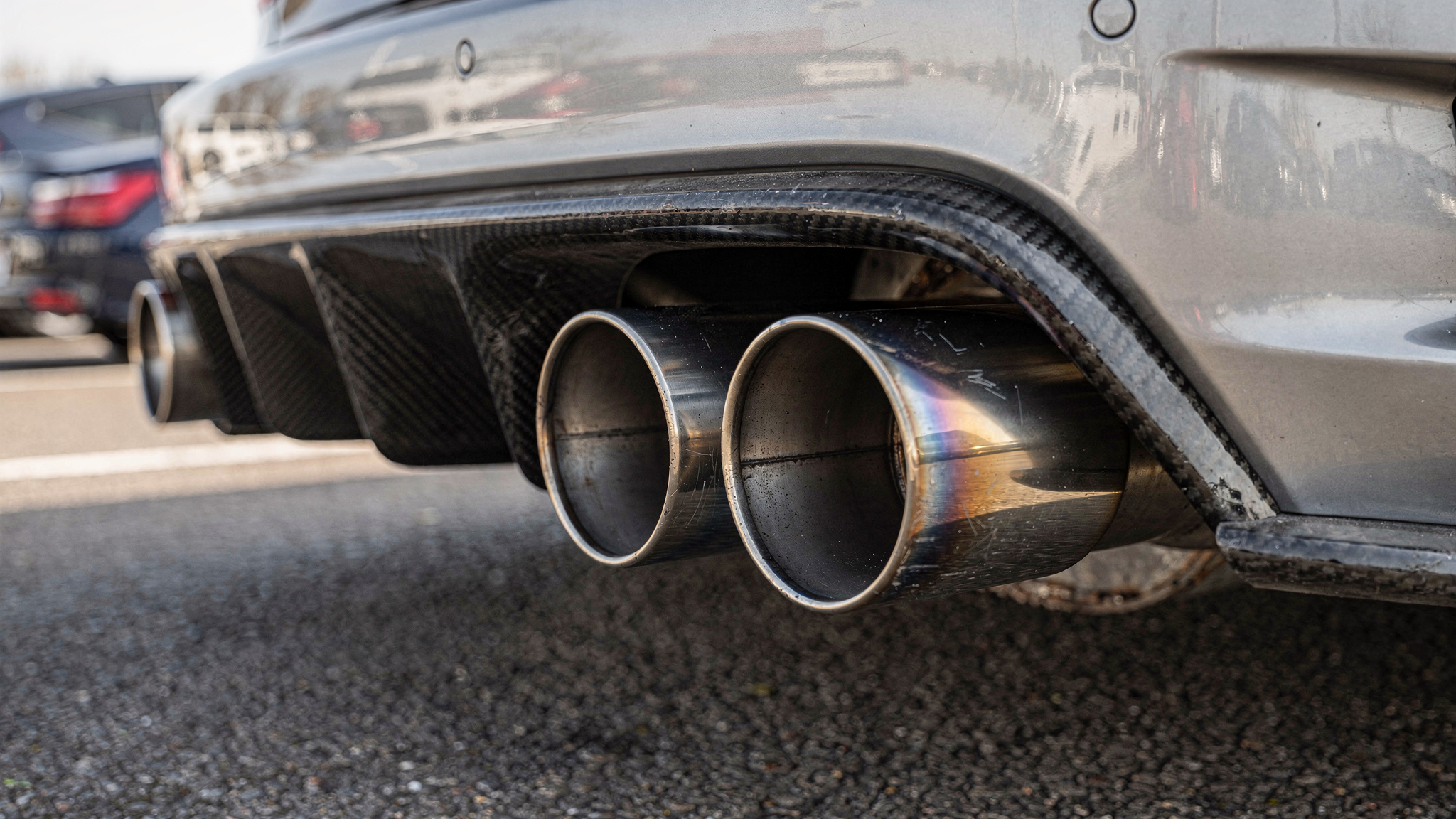 Unterstreicht die im Text genannten technischen Änderungen an Abgasanlagen als Ursache übermäßiger Lautstärke.