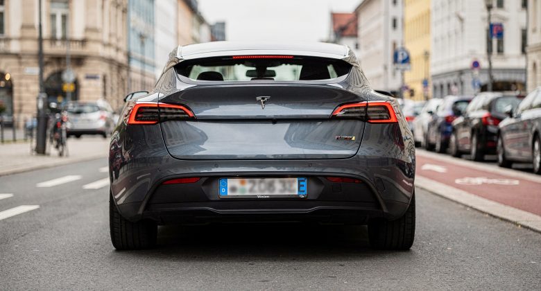 Setzt das Kernthema (E-Kennzeichen als sichtbares Signal im Alltag) direkt in Szene und funktioniert als Aufmacherbild.