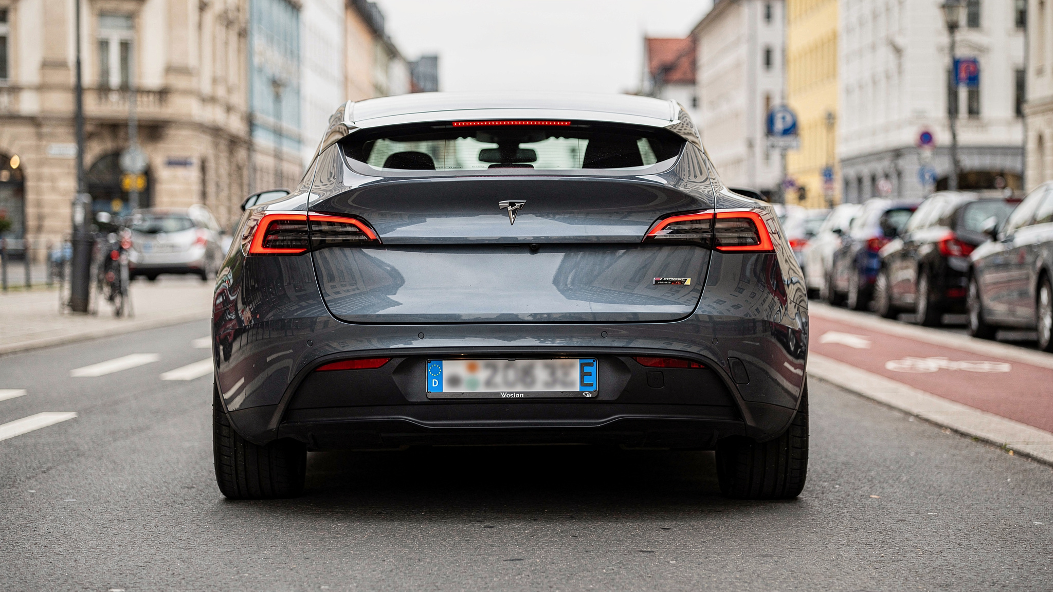 Setzt das Kernthema (E-Kennzeichen als sichtbares Signal im Alltag) direkt in Szene und funktioniert als Aufmacherbild.