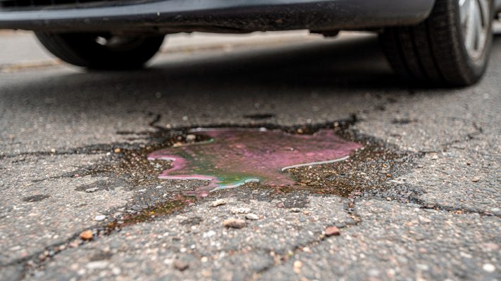 Visualisiert ein typisches, leicht erkennbares Warnzeichen: Pfützen/Tropfen unter dem Fahrzeug.