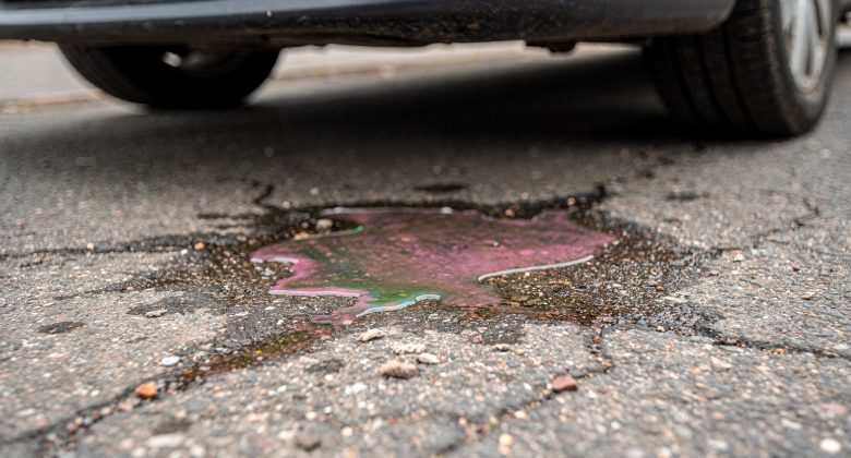 Visualisiert ein typisches, leicht erkennbares Warnzeichen: Pfützen/Tropfen unter dem Fahrzeug.