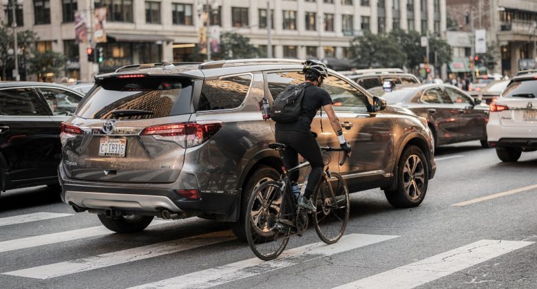 Greift die im Artikel genannten Faktoren (SUV-Sitzposition, kleine Verkehrsteilnehmer) in einer typischen Stadtsituation auf.