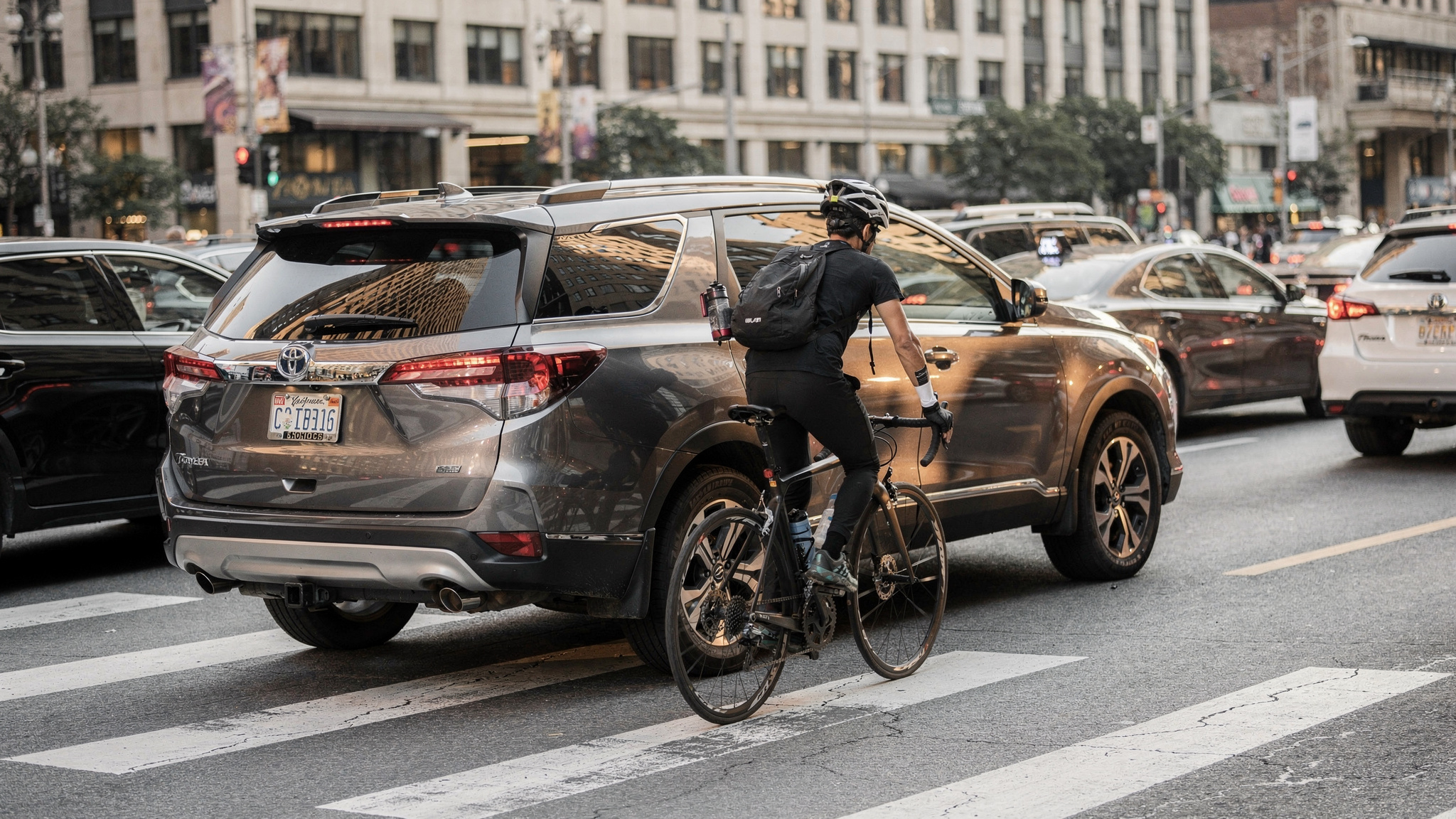 Greift die im Artikel genannten Faktoren (SUV-Sitzposition, kleine Verkehrsteilnehmer) in einer typischen Stadtsituation auf.