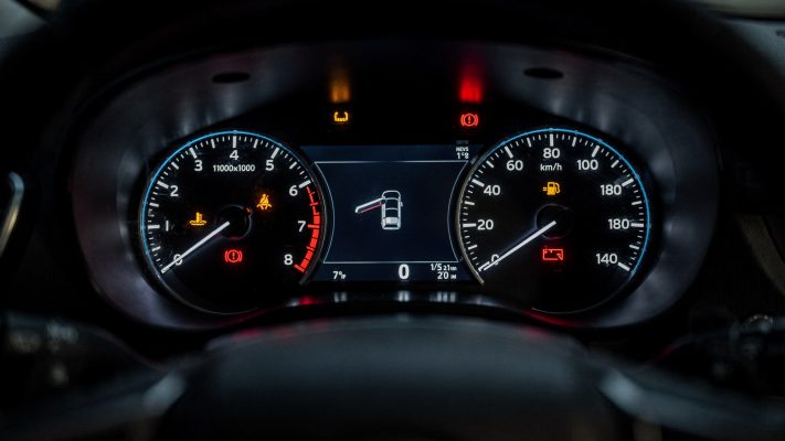 Macht das 'unauffällige' Eingreifen sichtbar und unterstützt die Erklärung, dass mehrere Systeme über gemeinsame Sensorik/Steuergeräte zusammenhängen.