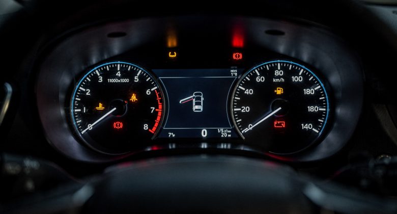 Macht das 'unauffällige' Eingreifen sichtbar und unterstützt die Erklärung, dass mehrere Systeme über gemeinsame Sensorik/Steuergeräte zusammenhängen.