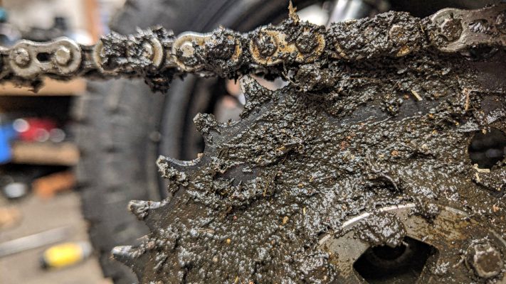 Visualisiert, warum Reinigung wichtig ist: Schmutz/alte Schmierstoffreste als 'Schleifpaste' und Ursache für Verschleiß.